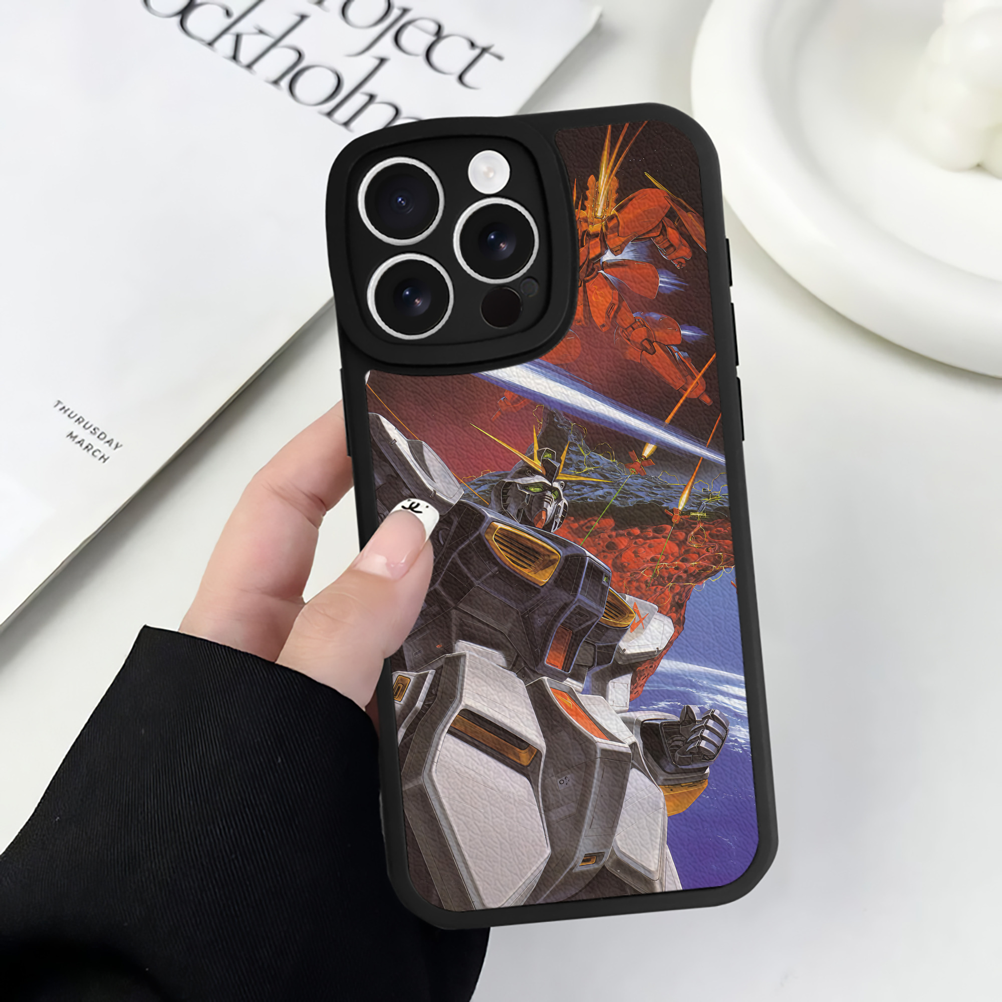 （画像用） 機動戦士ガンダム Mobile Suit Gundam 【iPhone 16シリーズ対応】シリコンスマホケース（レザー調） 材質：シリコン